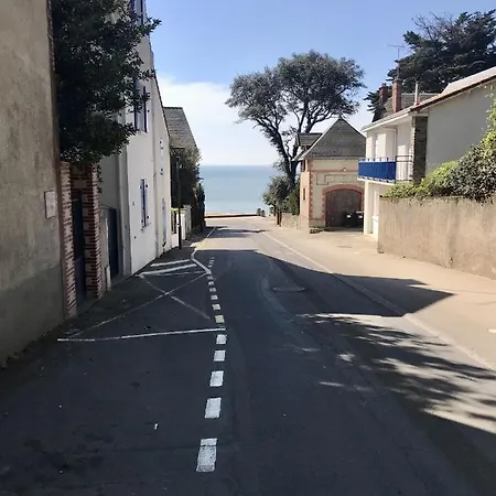 A A 100m De La * Pornic