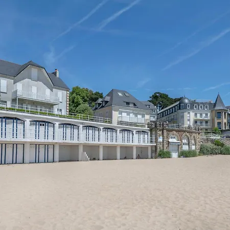 A A 100m De La Holiday home
